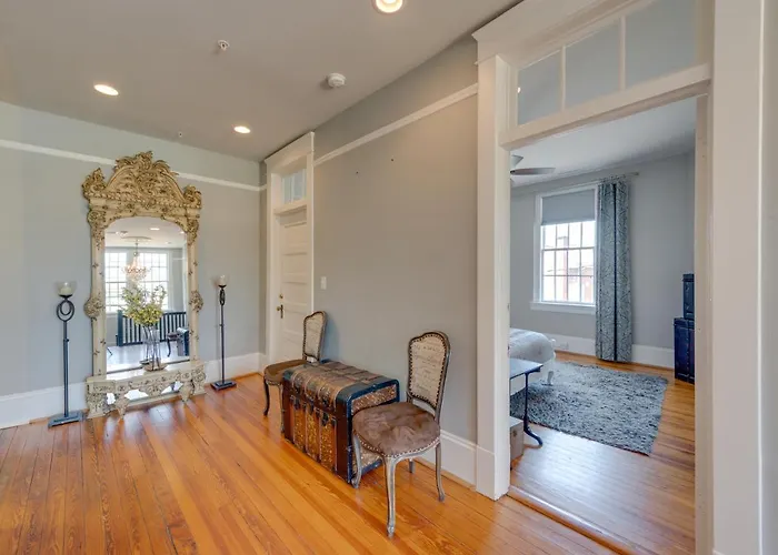 Downtown W/ Private Library! Holiday home *