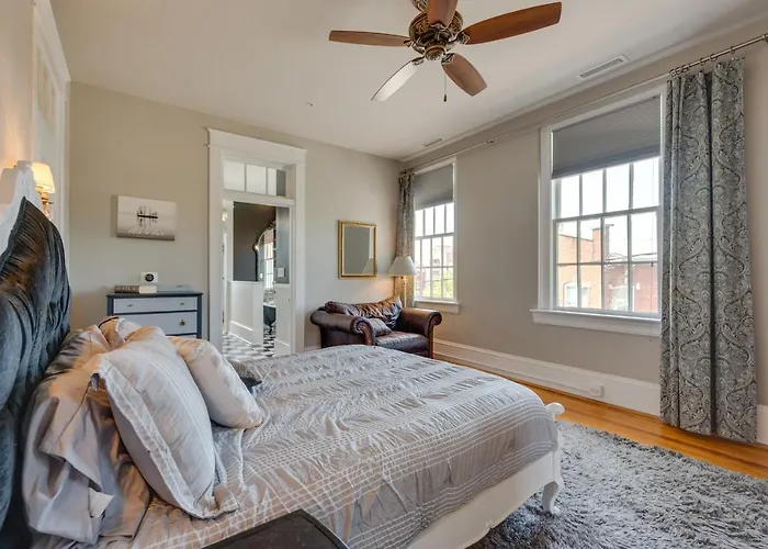 Holiday home Downtown W/ Private Library!