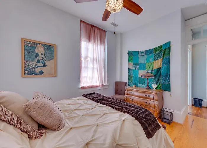Holiday home Downtown W/ Private Library! *