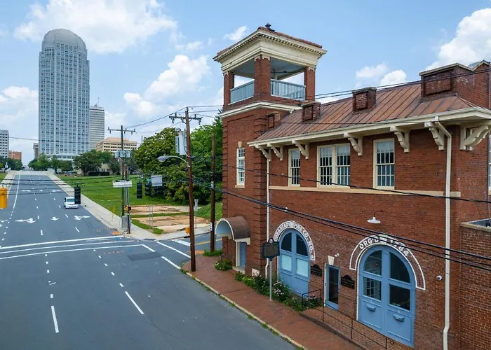 Holiday home Downtown W/ Private Library!