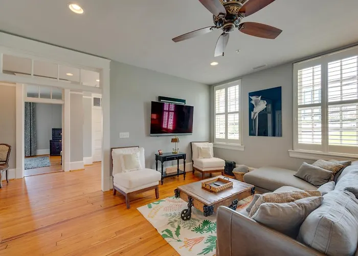 Downtown W/ Private Library! Holiday home