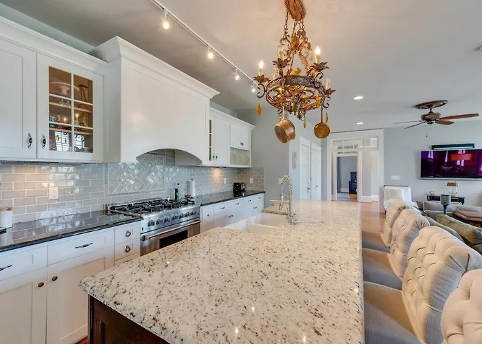Holiday home Downtown W/ Private Library!
