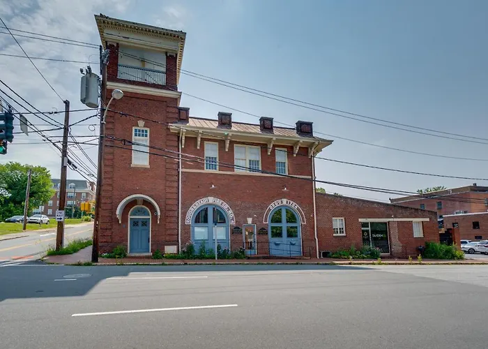 Holiday home Downtown W/ Private Library! *