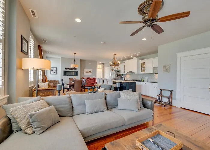 Holiday home Downtown W/ Private Library! *