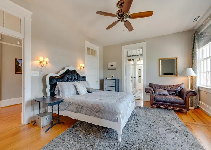 Downtown W/ Private Library! Holiday home