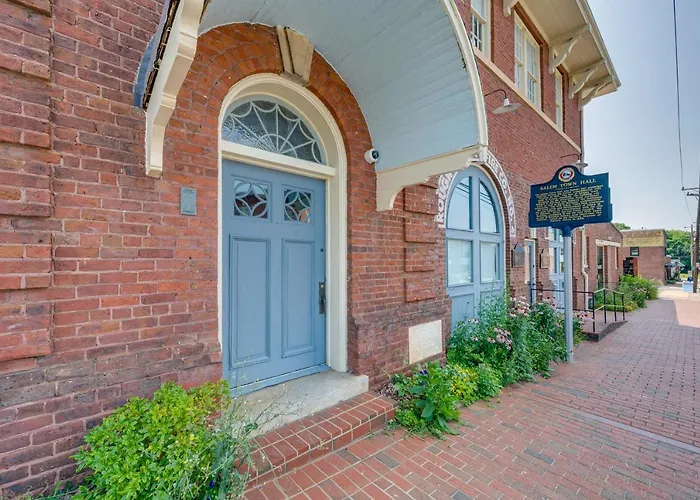 Downtown W/ Private Library! Holiday home *
