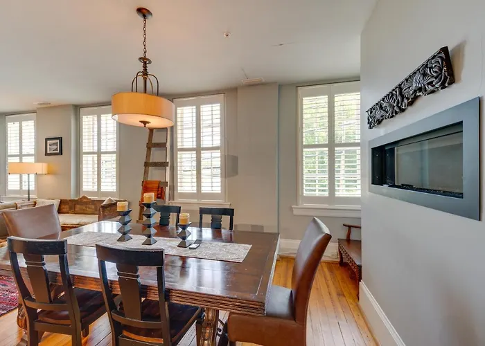 Holiday home Downtown W/ Private Library!