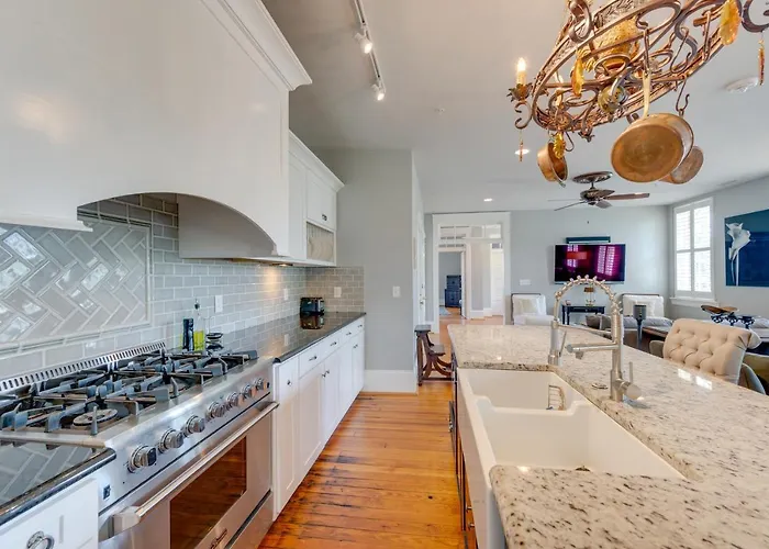 Downtown W/ Private Library! Holiday home