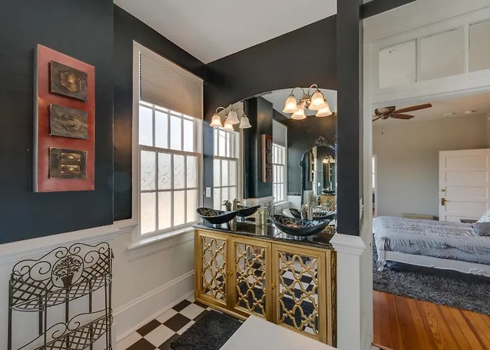 Downtown W/ Private Library! Holiday home *