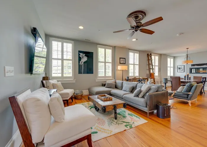 Downtown W/ Private Library! Holiday home